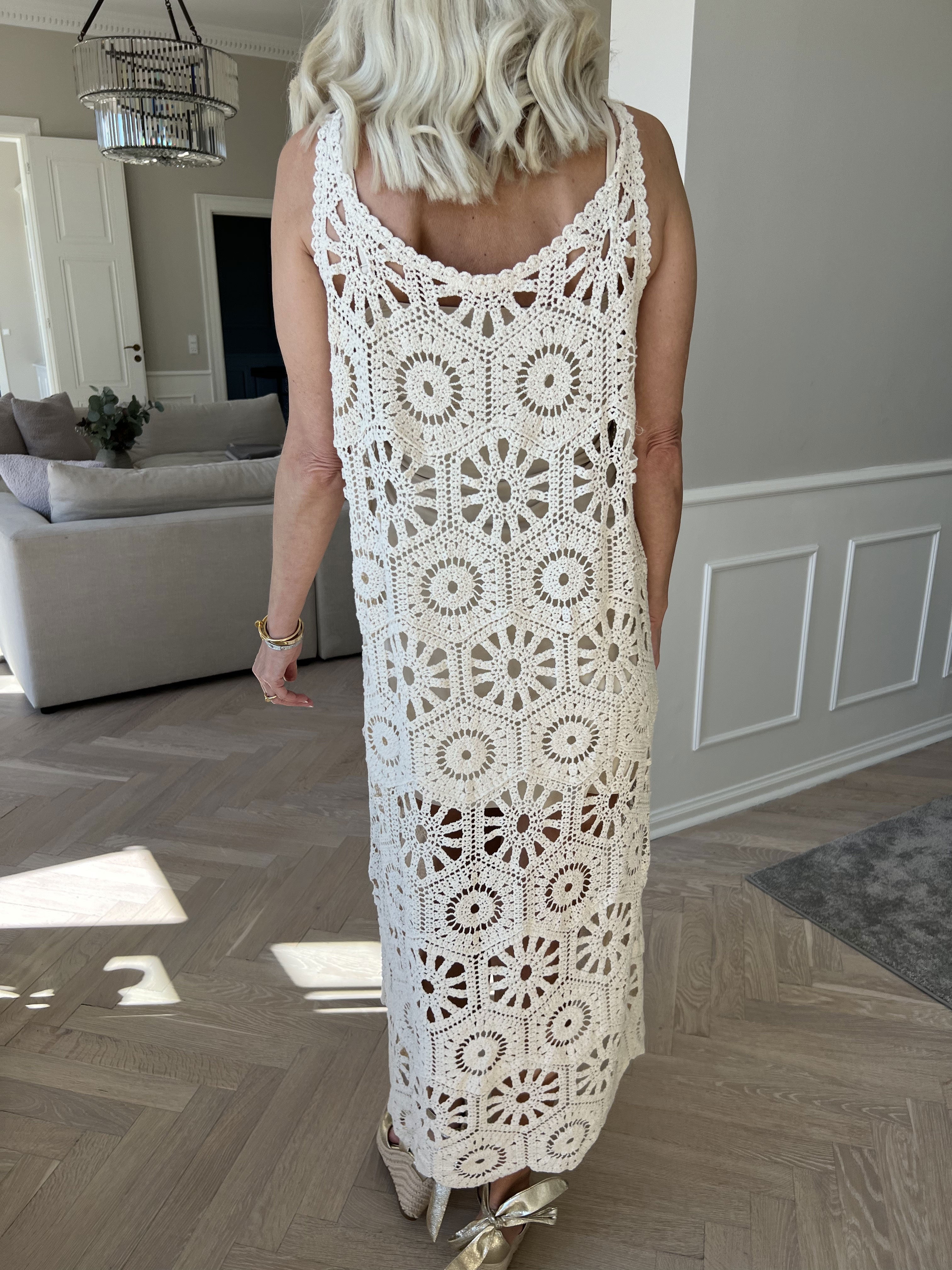 Lea - Lång klänning med virkade band i bomull